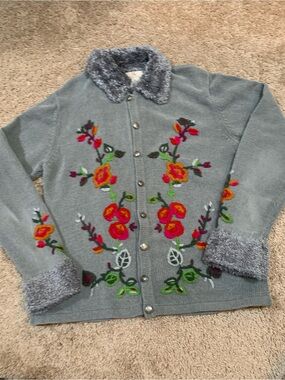 Embroidered Floral Button-Up Women's Sweater - Gray